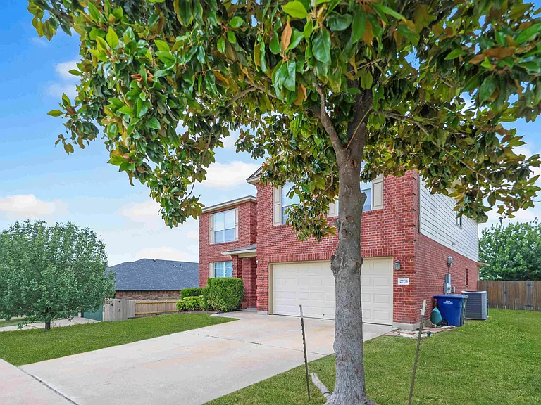 2203 Ryan Dr — Photo 3