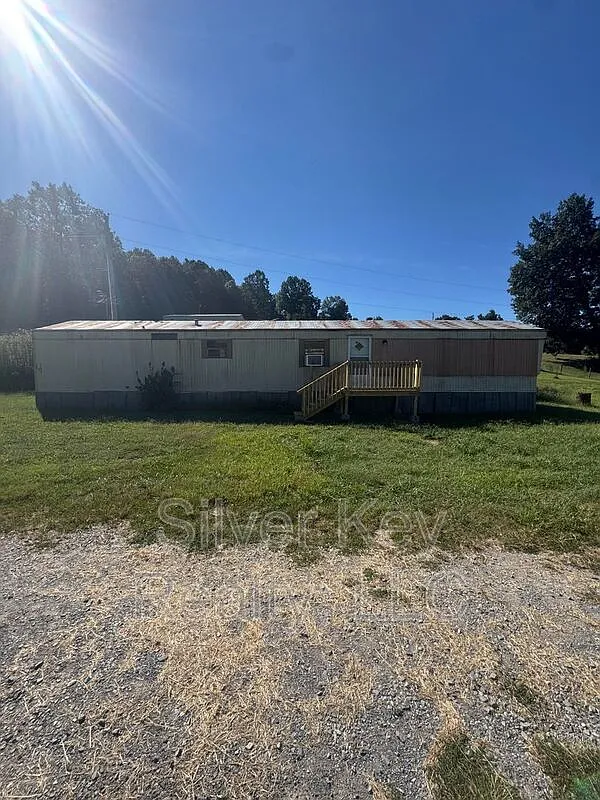 3 bed, 2.0 bath, $950 — Photo 1