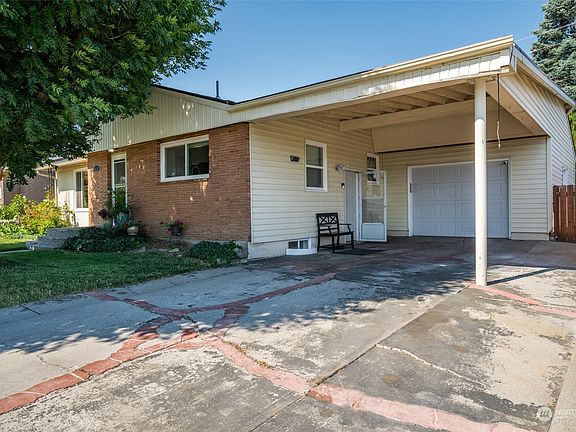 3rd image of 1108 Rosewood Avenue