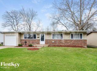 825 Manresa Ln, Florissant, MO 63031