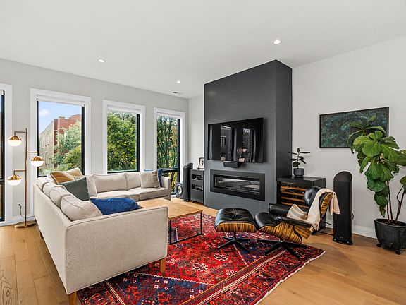 3rd image of 2446 W Foster Ave #202