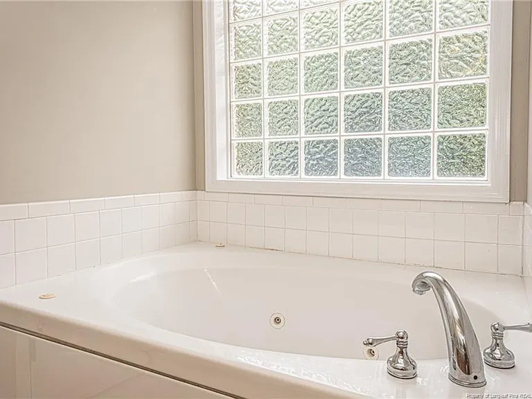 402 Roundtree Dr — Photo 26