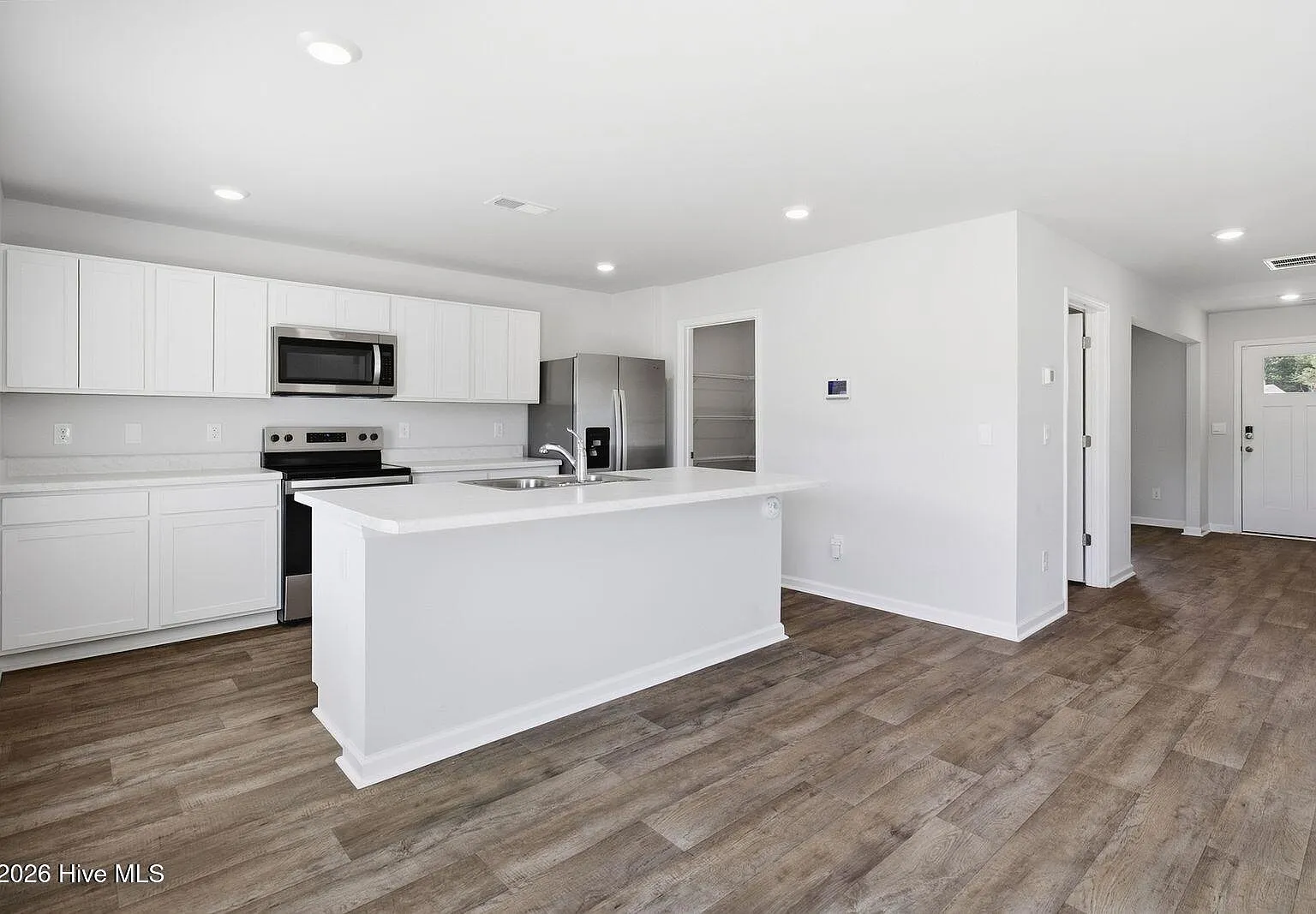 4 bed, 2.5 bath, 2338 sqft, $2,600 — Photo 4