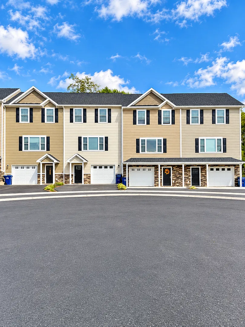 Like New Townhouse for Rent — Photo 1