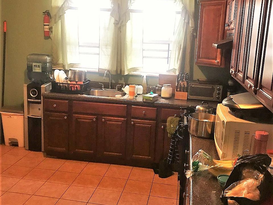 2nd image of 313 Leslie St
