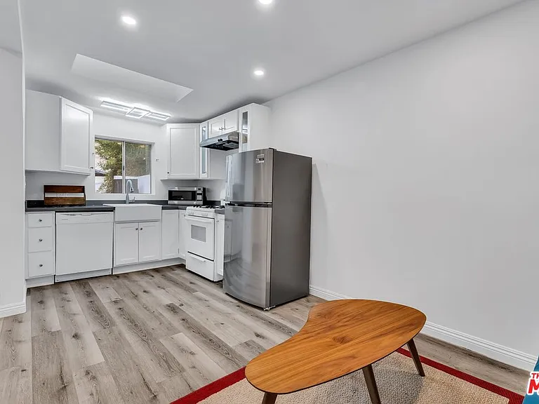 653 W Knoll Dr — Photo 10