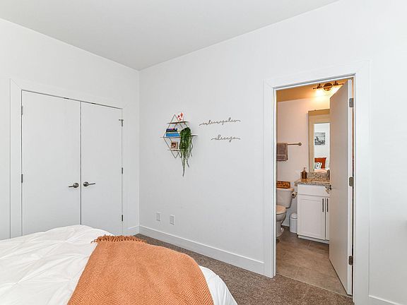 5th image of 1037 N Parker Ave