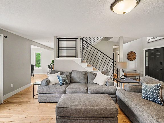 5th image of 685 Flora Sq