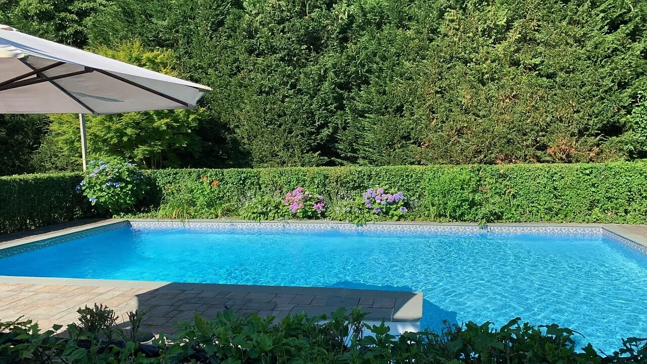 Beautiful Hampton Bays Home, South of the Highway, Pool & Spa — Photo 1