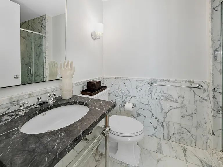 401 E 60th St #33B — Photo 5