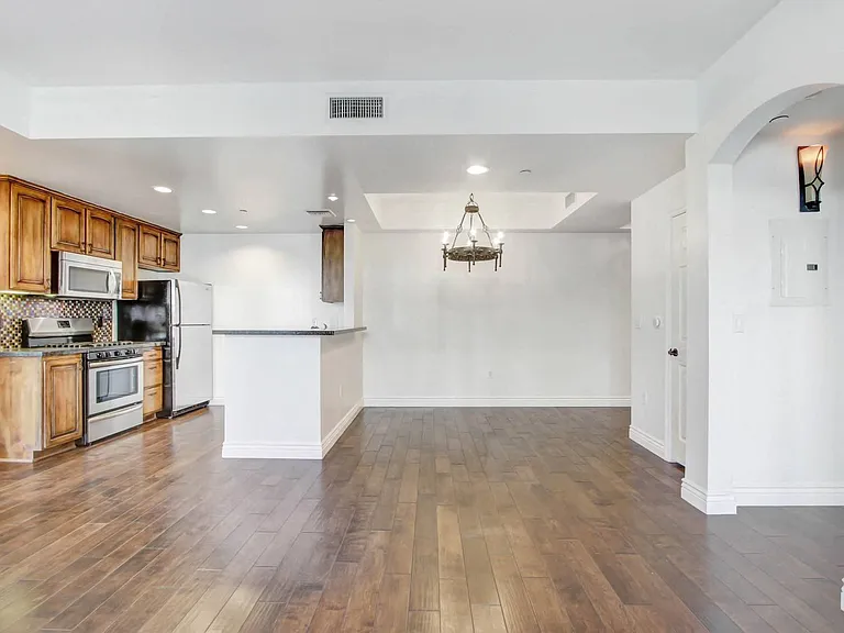 4410 Sepulveda Apartments — Photo 59