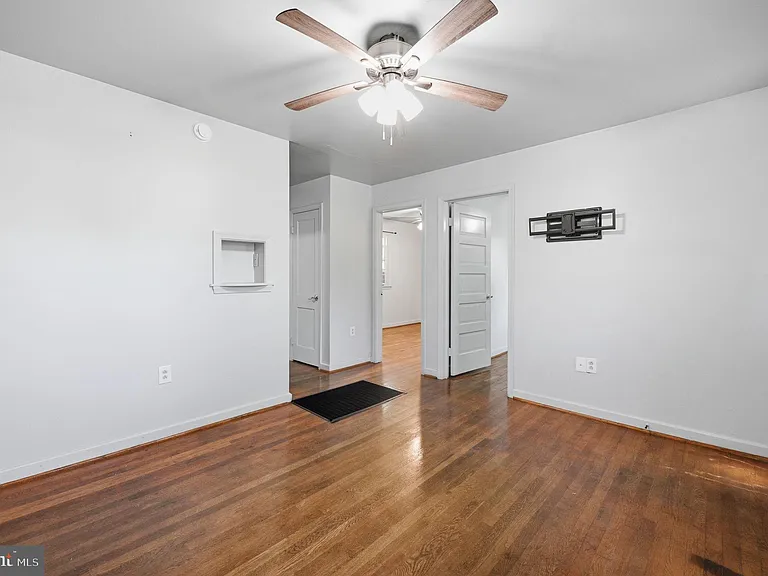 44 S Woodlawn Ave — Photo 6