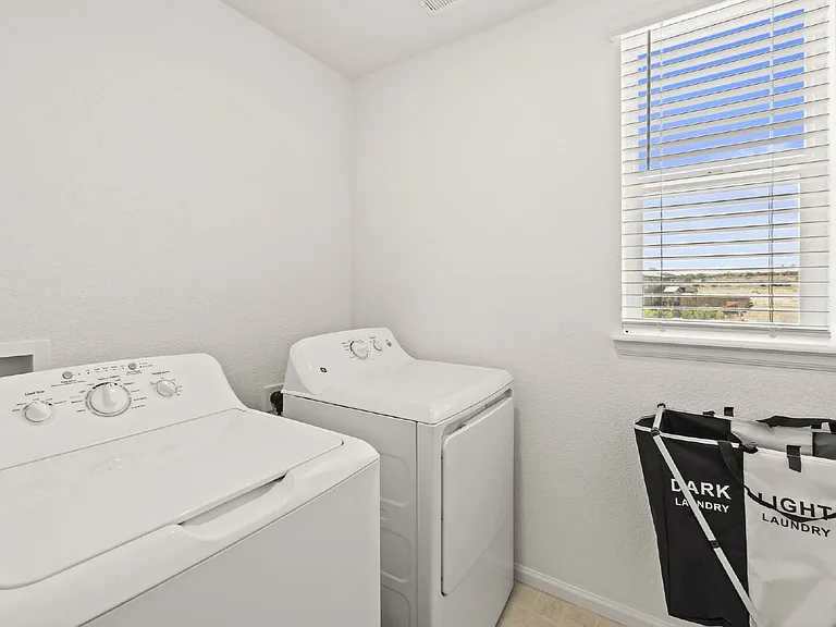 3315 Bella Luna Dr — Photo 32