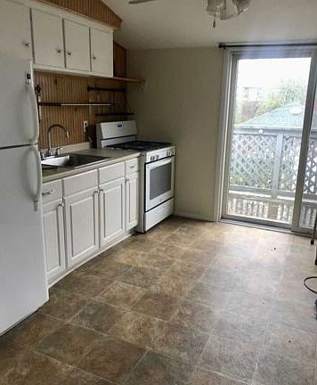 3rd image of 470 E Park Ave