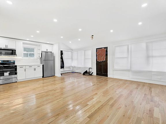 4th image of 13149 222nd St