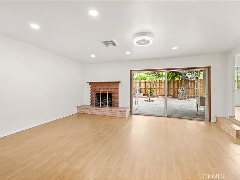 18418 Sylvan St — Photo 1