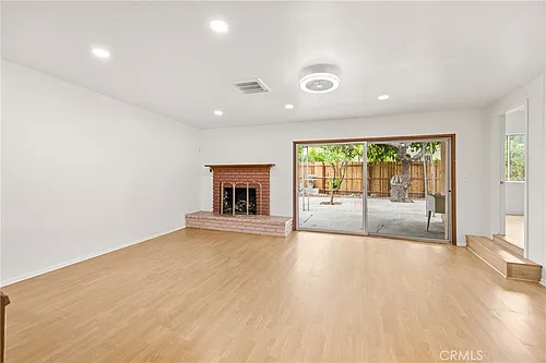 18418 Sylvan St Photo 1