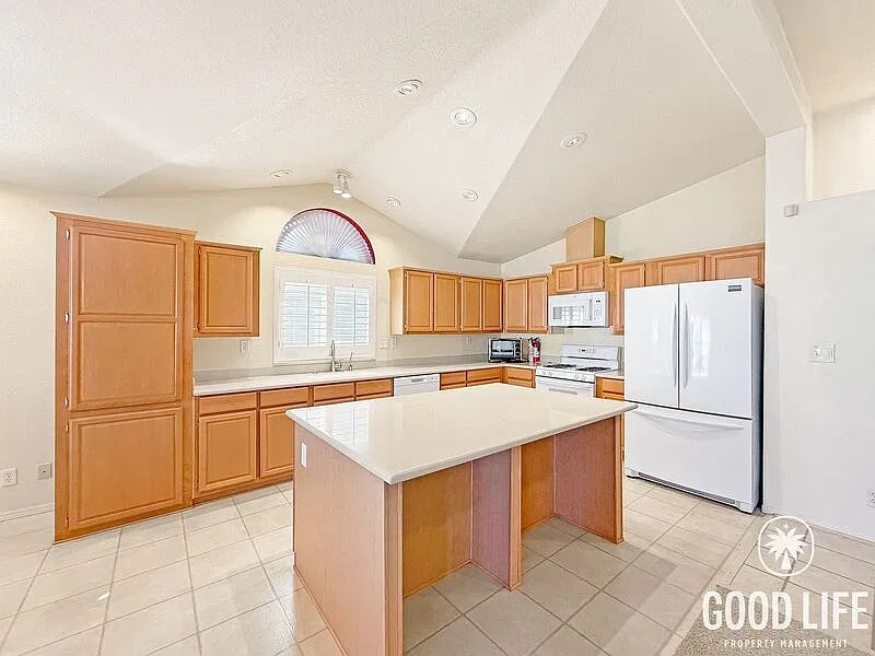 2 bed, 2.0 bath, 1820 sqft, $3,500 — Photo 2