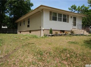 10 Lawrence Dr, Sound Beach, NY 11789