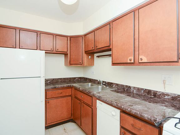 3rd image of 660 W Wrightwood Ave APT 412