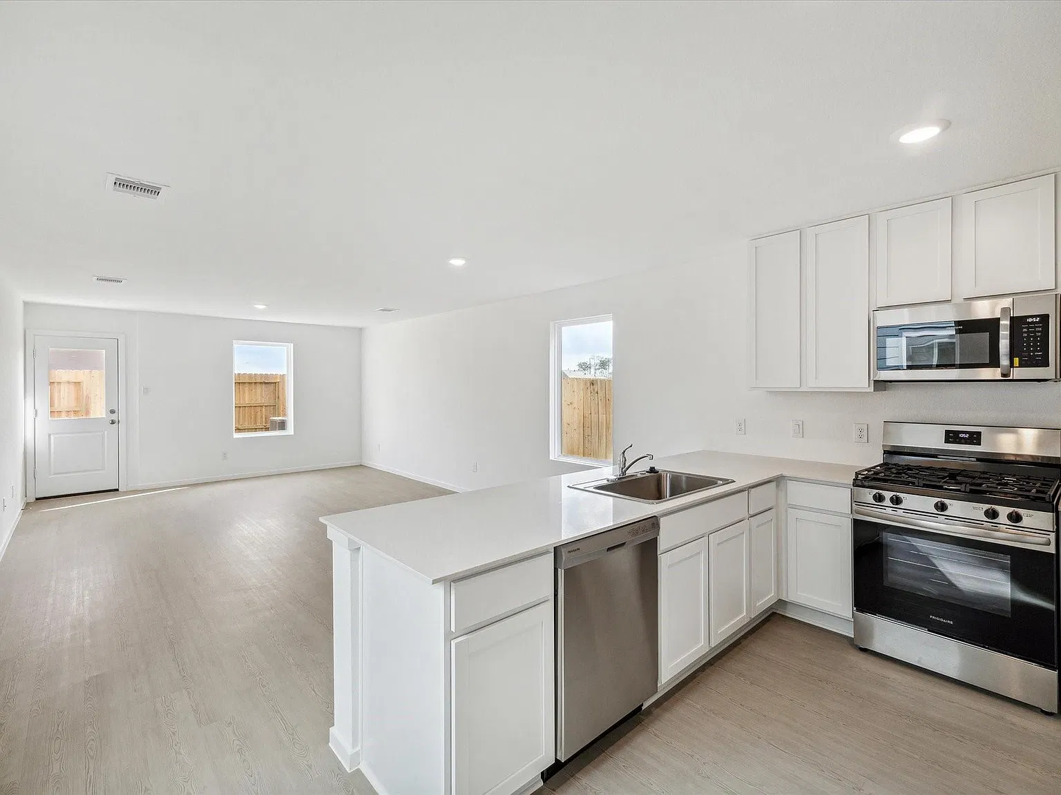 4 bed, 2.5 bath, 1535 sqft, $1,750 — Photo 2