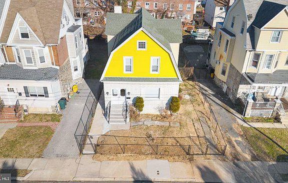 5th image of 213 Lincoln Ave