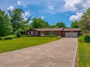 13 Grand Oaks Dr, Lincoln, IL 62656
