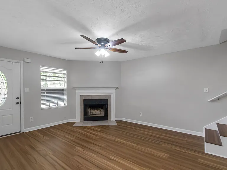 97 Livingston Ln — Photo 3