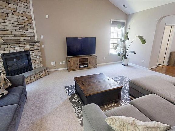 3rd image of 607 Queensbury Ln