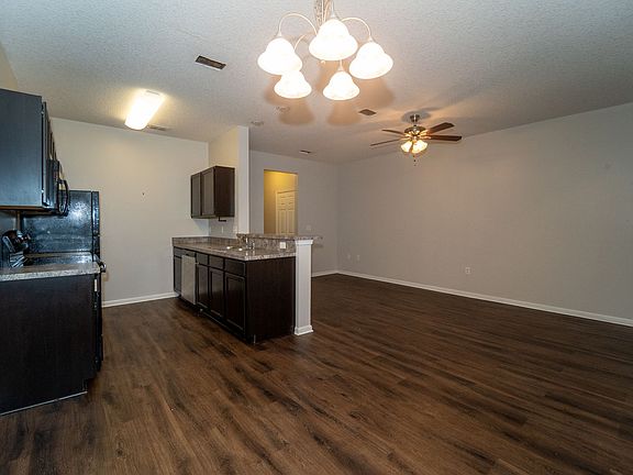 5th image of 211 Moultrie Village Ln