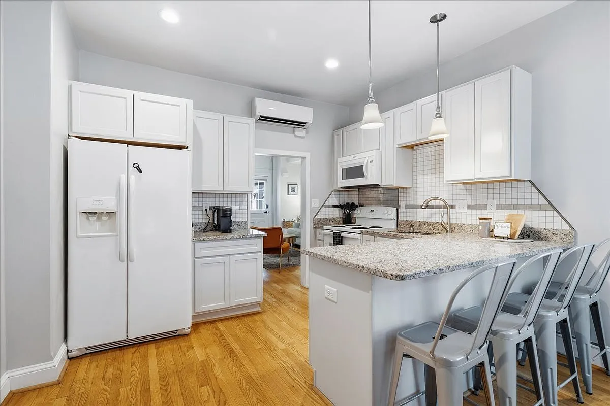 2 bed, 982 sqft, $2,200 — Photo 2