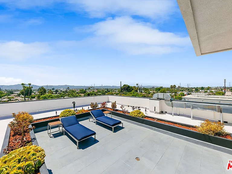 10842 Victory Blvd #201 — Photo 22