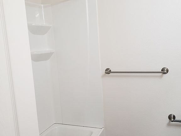 4th image of 704 NE Kane Dr #103