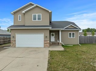 1820 26th St SW, Minot, ND 58701