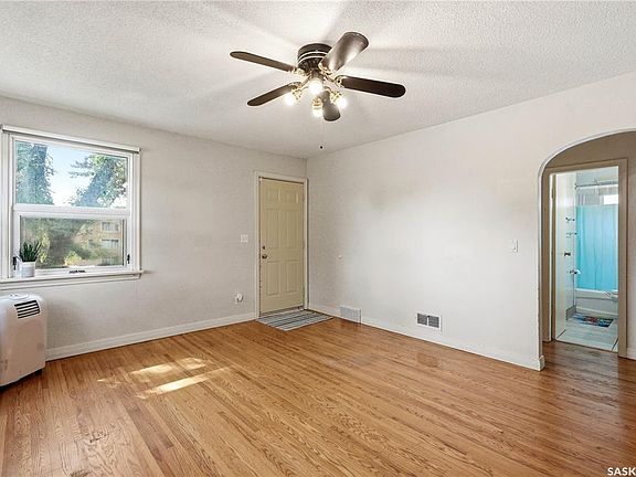 3rd image of 806 L AVENUE N