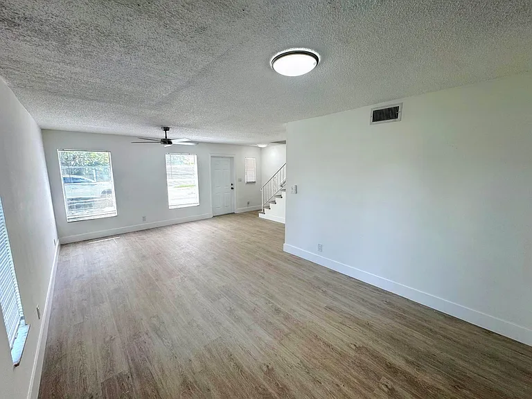 3920 Woodside Dr #14 — Photo 3