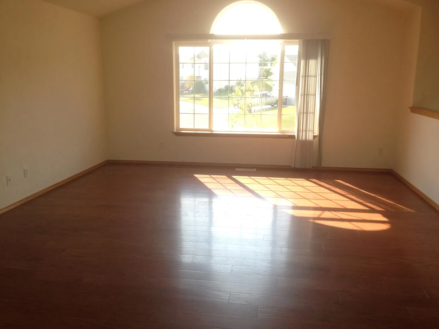 4 bed, 2736 sqft, $2,495 — Photo 2