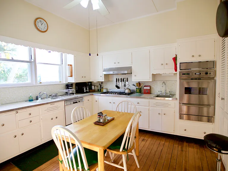 18 Clinton Ave — Photo 2