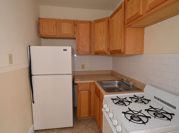 2nd image of 3121 N Hamlin Ave Unit G4
