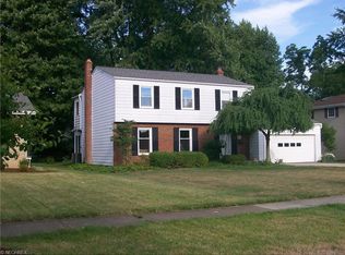 6083 Park Ridge Dr, North Olmsted, OH