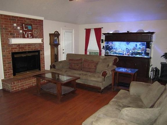 3rd image of 2829 Redwood Dr