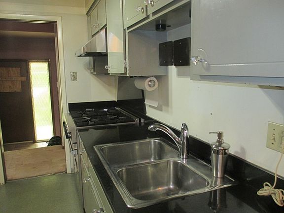 4th image of 831 Riverview Dr
