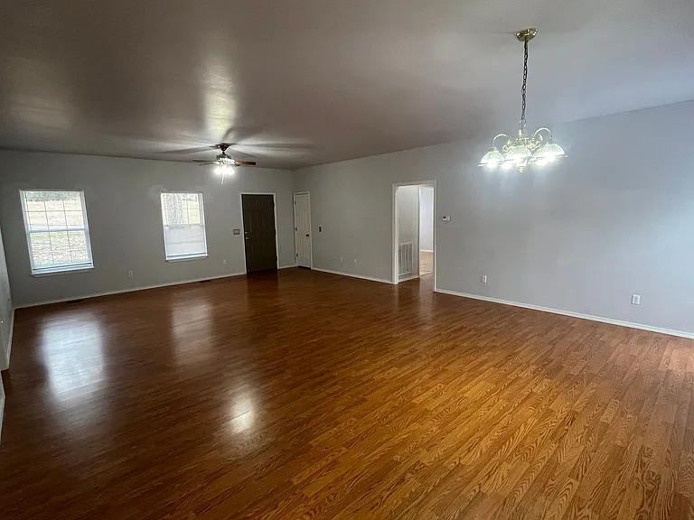 603 Preston Dr — Photo 3