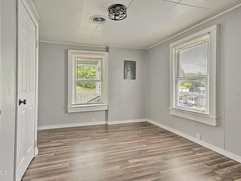 463 Manville Rd — Photo 9