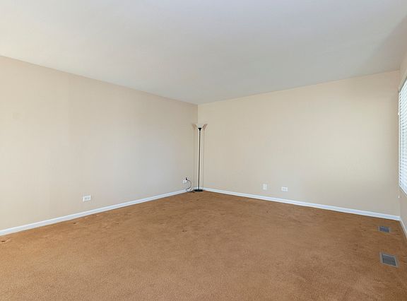 5th image of 1088 Mohegan Ln