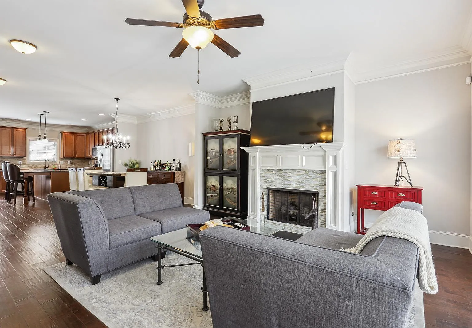 4 bed, 2500 sqft, $2,900 — Photo 3