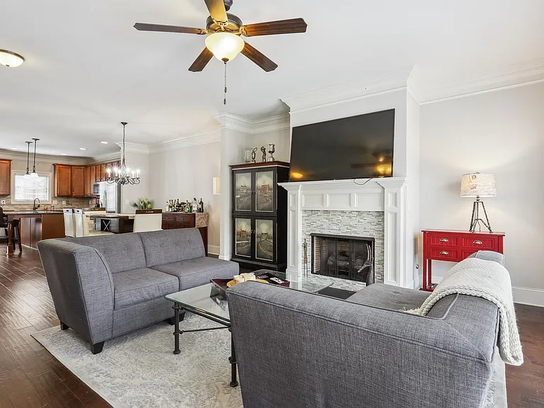 1029 Powers Ferry Rd SE — Photo 3
