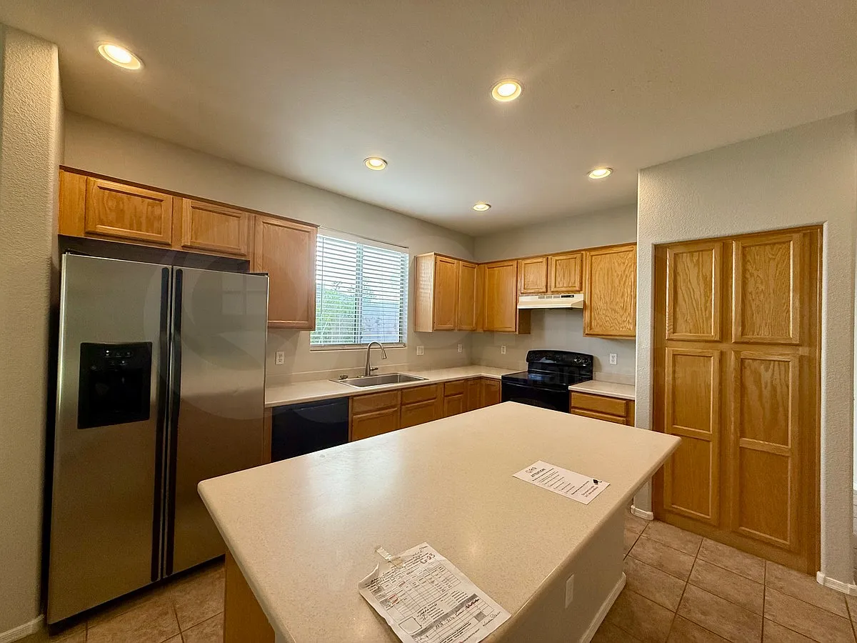 4 bed, 2.0 bath, 2100 sqft, $2,395 — Photo 4