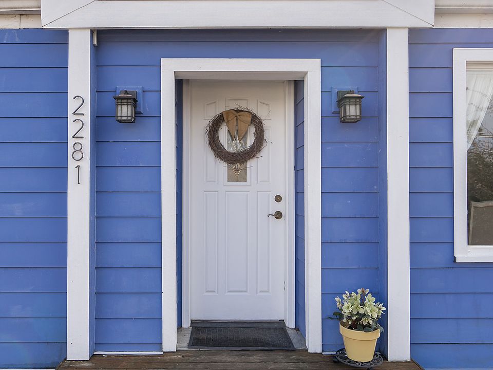 Perfect, cozy front entrance