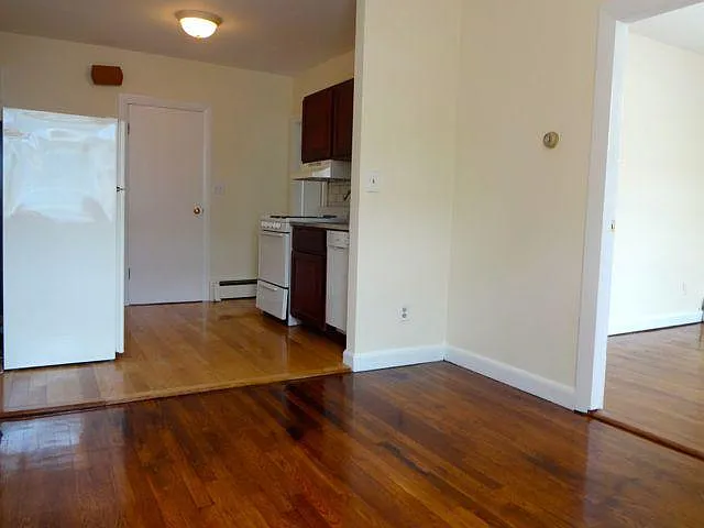 722 E 6th St #1R — Photo 4